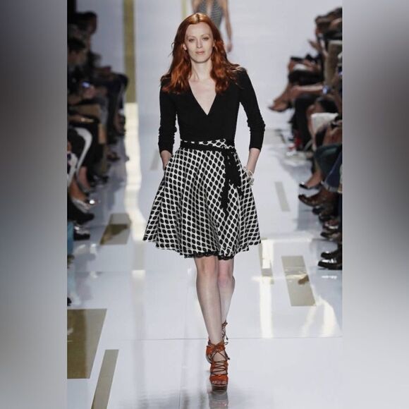 Diane Von Furstenberg Dresses & Skirts - Spring 2014 Diane von Furstenberg Printed Midi Length Dress